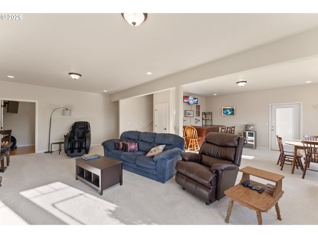 1556 Ne KENNEDY LOOP Dr, Roseburg, OR 97470