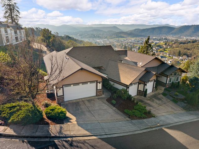 1556 Ne KENNEDY LOOP Dr, Roseburg, OR 97470