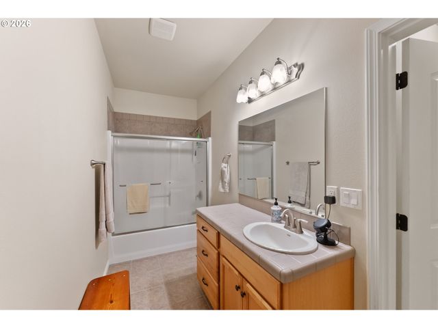 1556 Ne KENNEDY LOOP Dr, Roseburg, OR 97470