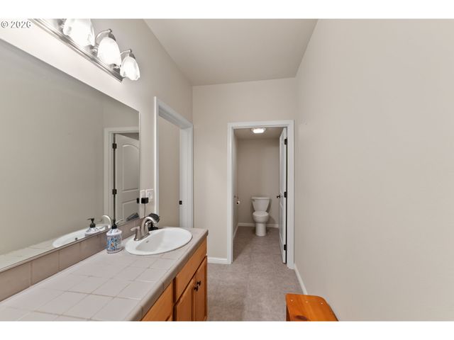 1556 Ne KENNEDY LOOP Dr, Roseburg, OR 97470