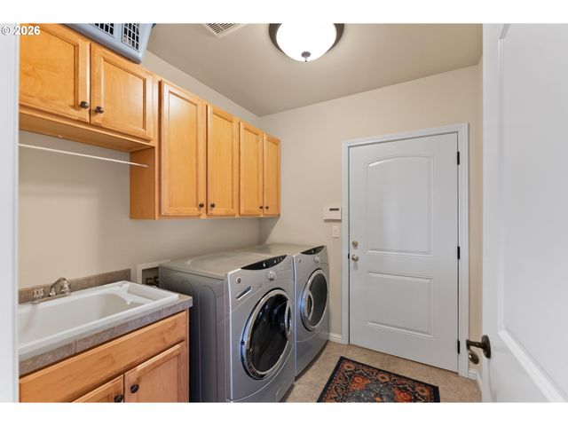 1556 Ne KENNEDY LOOP Dr, Roseburg, OR 97470