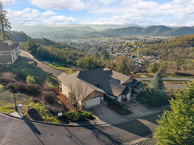 1556 Ne KENNEDY LOOP Dr, Roseburg, OR 97470