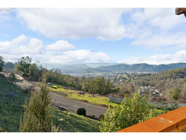 1556 Ne KENNEDY LOOP Dr, Roseburg, OR 97470