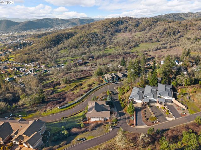 1556 Ne KENNEDY LOOP Dr, Roseburg, OR 97470