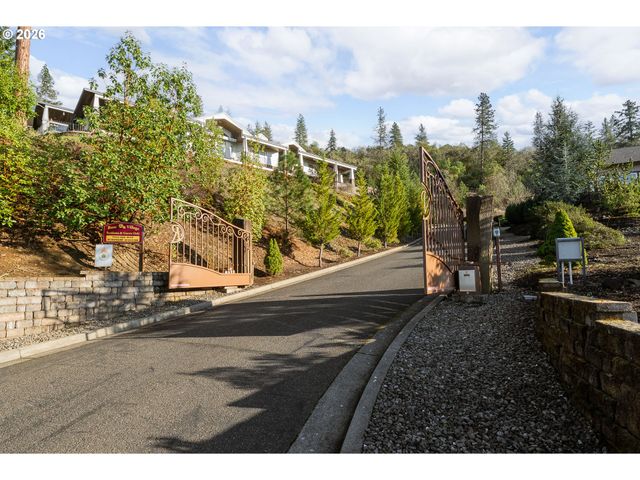 1556 Ne KENNEDY LOOP Dr, Roseburg, OR 97470