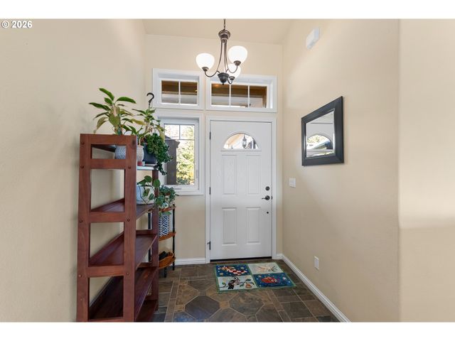 1556 Ne KENNEDY LOOP Dr, Roseburg, OR 97470