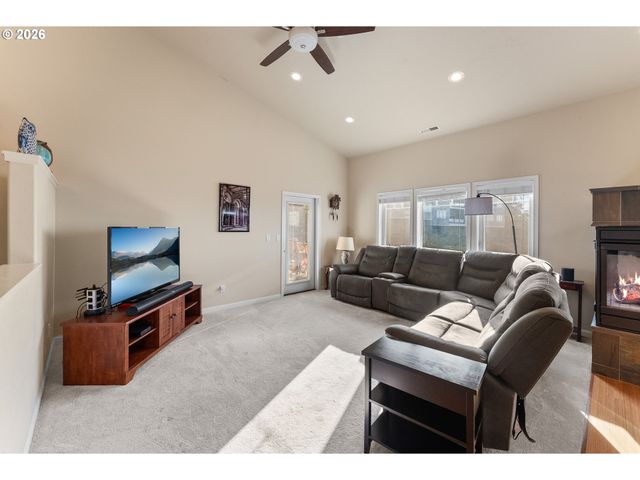 1556 Ne KENNEDY LOOP Dr, Roseburg, OR 97470