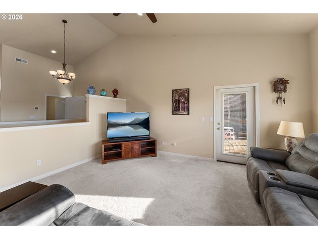 1556 Ne KENNEDY LOOP Dr, Roseburg, OR 97470