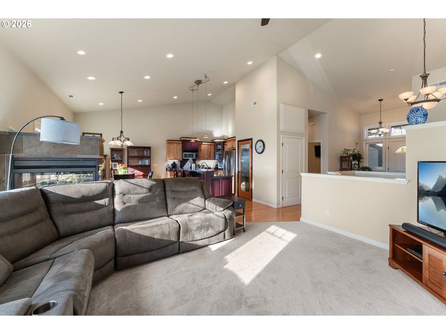 1556 Ne KENNEDY LOOP Dr, Roseburg, OR 97470