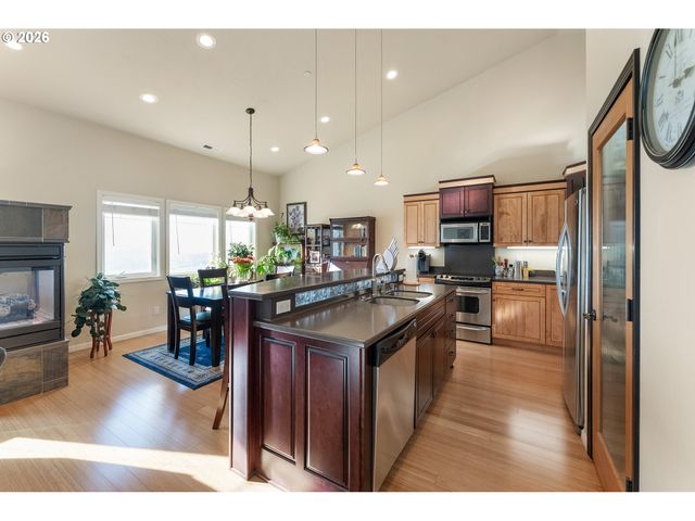 1556 Ne KENNEDY LOOP Dr, Roseburg, OR 97470