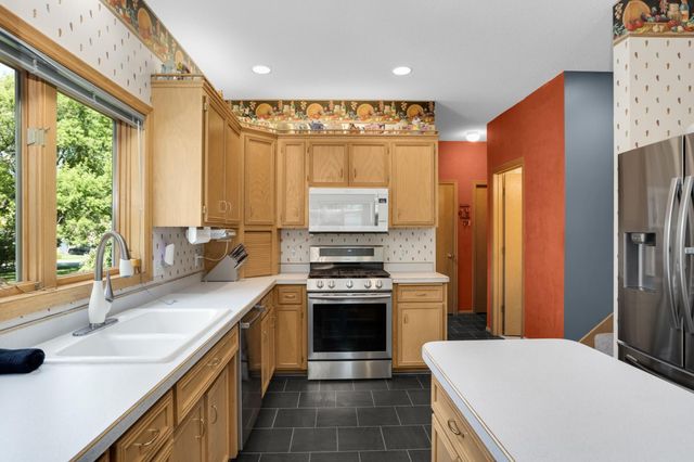 527 Hackmore Drive, Eagan, MN 55123