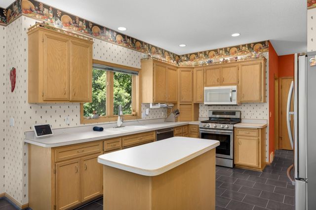 527 Hackmore Drive, Eagan, MN 55123