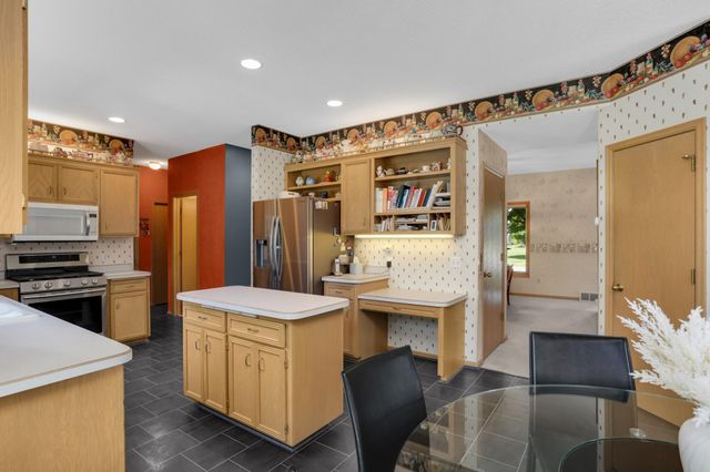 527 Hackmore Drive, Eagan, MN 55123