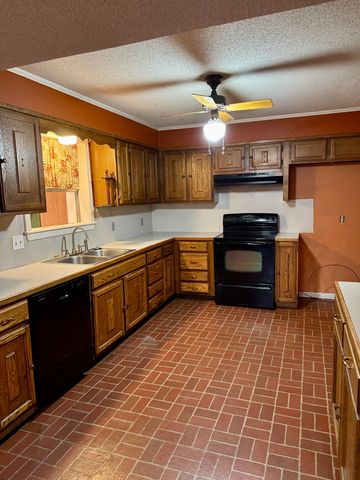 1625 Chatsworth Dr, Morgan City, LA 70380