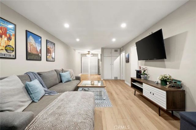 2452 Chelsea Place M, Santa Monica, CA 90404
