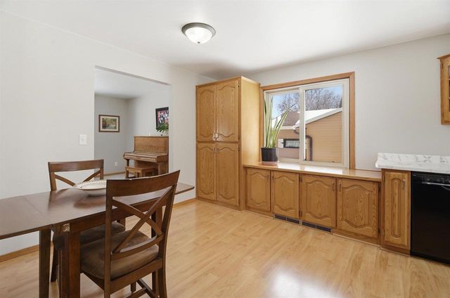 29 HILLOCK COURT, Appleton, WI 54914