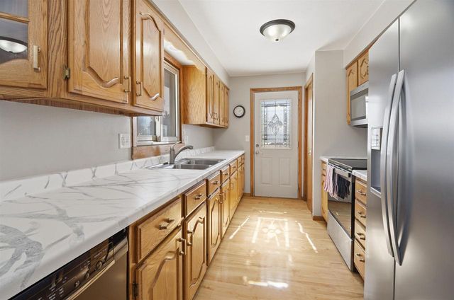 29 HILLOCK COURT, Appleton, WI 54914