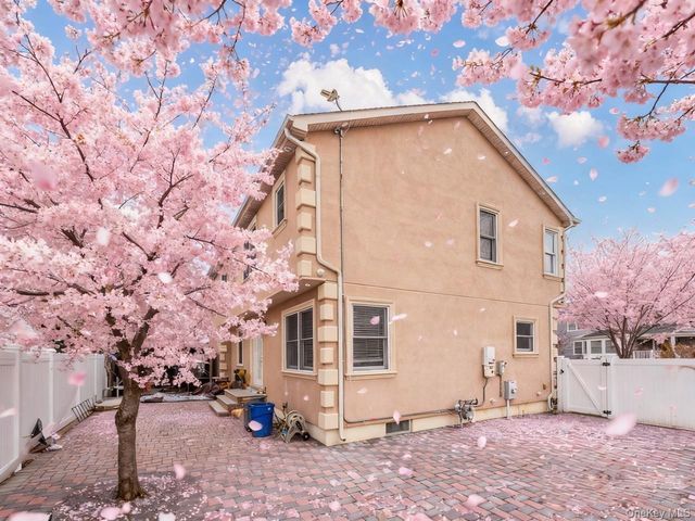 88 Elmwood Street, Plainview, NY 11803