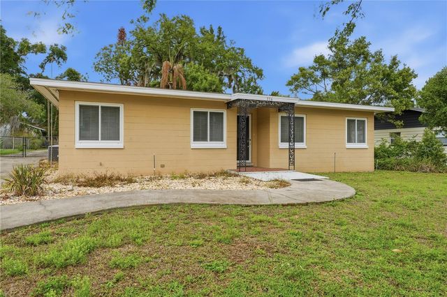 126 E MAGNOLIA AVENUE, Howey In The Hills, FL 34737