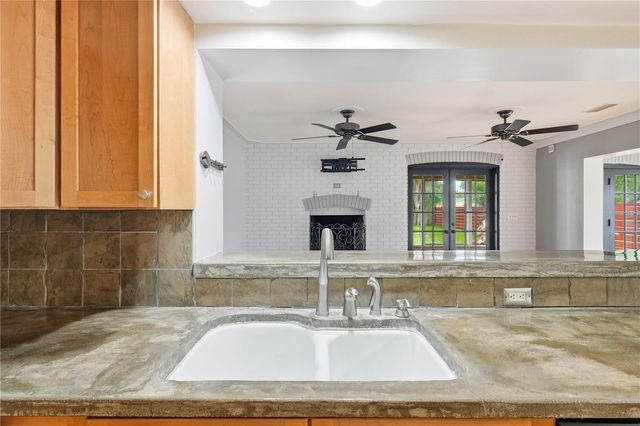 126 E MAGNOLIA AVENUE, Howey In The Hills, FL 34737