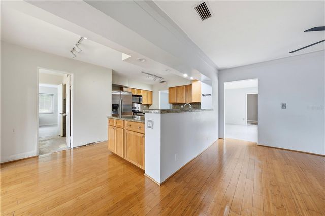 126 E MAGNOLIA AVENUE, Howey In The Hills, FL 34737