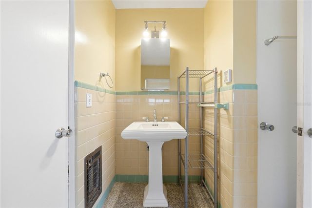 126 E MAGNOLIA AVENUE, Howey In The Hills, FL 34737