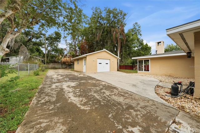 126 E MAGNOLIA AVENUE, Howey In The Hills, FL 34737
