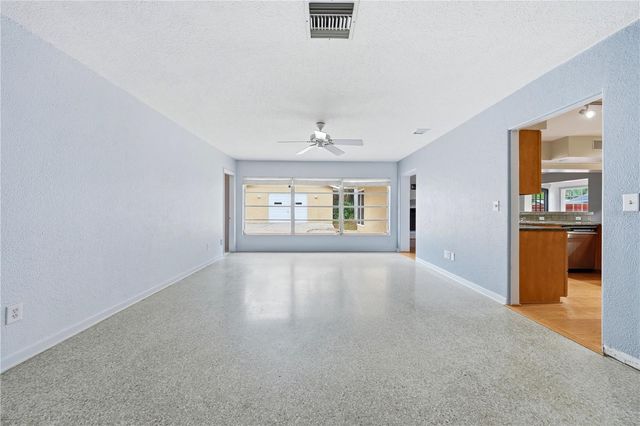 126 E MAGNOLIA AVENUE, Howey In The Hills, FL 34737