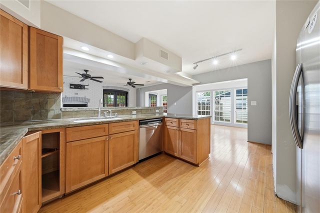 126 E MAGNOLIA AVENUE, Howey In The Hills, FL 34737