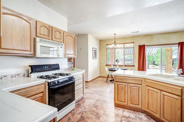 1675 Bosque Vista Loop, Los Lunas, NM 87031