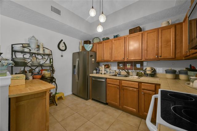 568 7th Square 101, Vero Beach, FL 32962