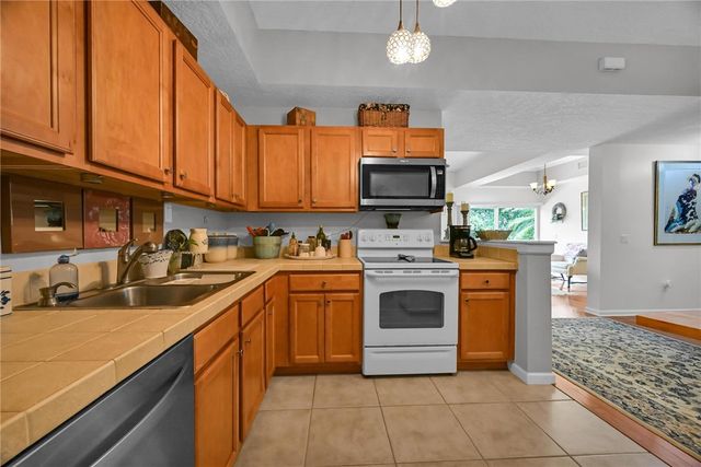 568 7th Square 101, Vero Beach, FL 32962