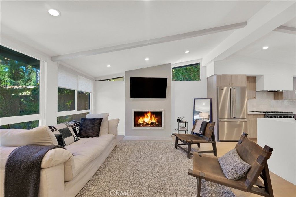 Image 10 of property listing at 4941 Rigoletto Street, Woodland Hills, CA 91364