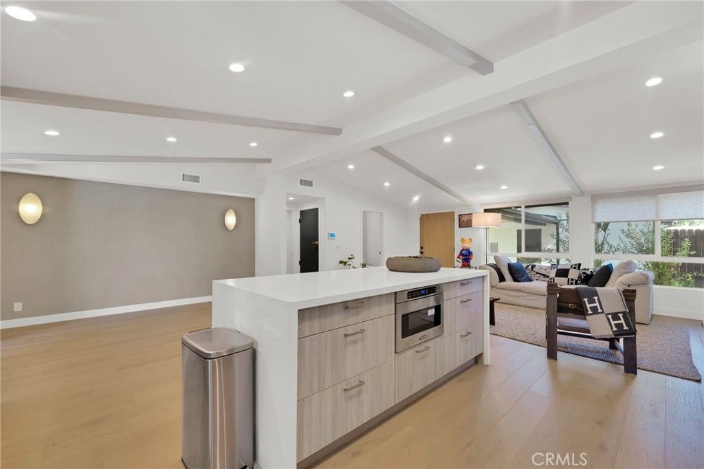 Image 13 of property listing at 4941 Rigoletto Street, Woodland Hills, CA 91364