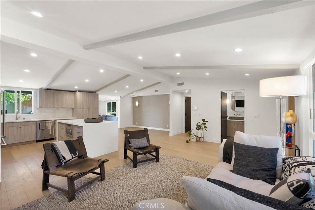 Image 15 of property listing at 4941 Rigoletto Street, Woodland Hills, CA 91364