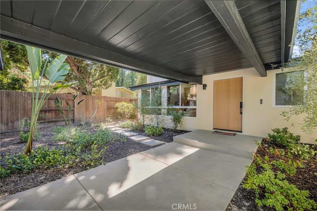 Image 4 of property listing at 4941 Rigoletto Street, Woodland Hills, CA 91364