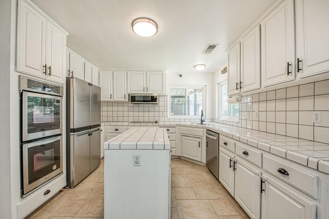 1323 Oak Avenue, Clovis, CA 93611