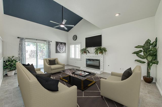 1323 Oak Avenue, Clovis, CA 93611