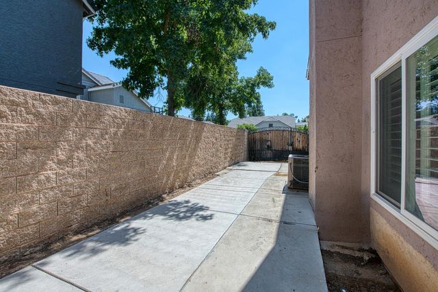 1323 Oak Avenue, Clovis, CA 93611