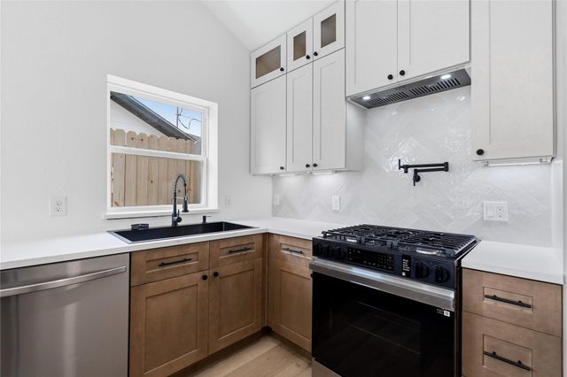 508 Dell Court, Houston, TX 77009