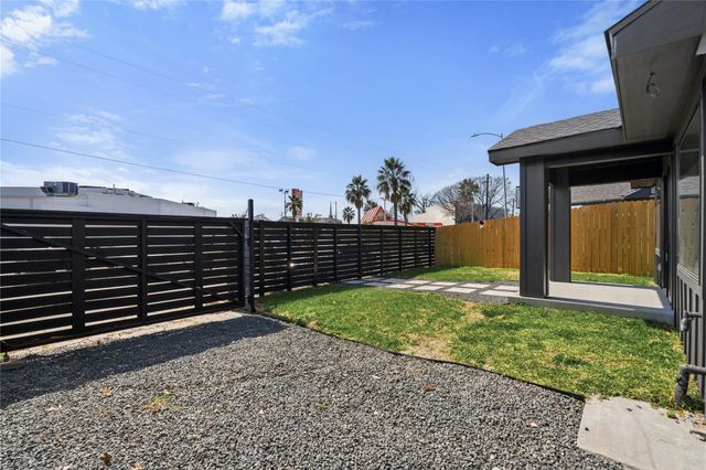 508 Dell Court, Houston, TX 77009