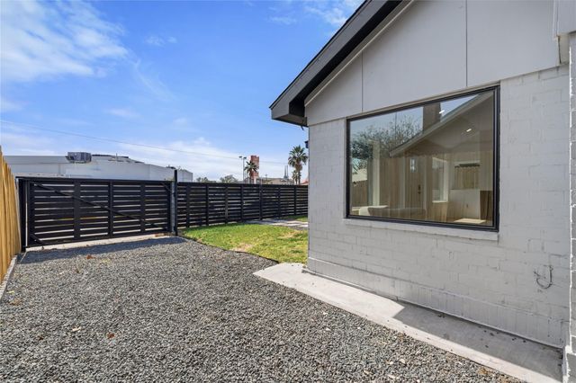 508 Dell Court, Houston, TX 77009