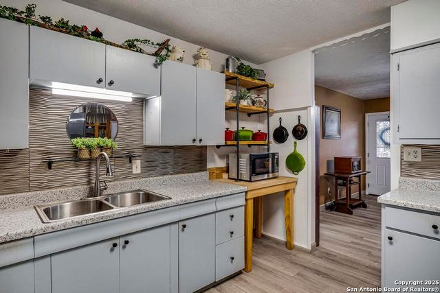 943 Deely Pl, San Antonio, TX 78221