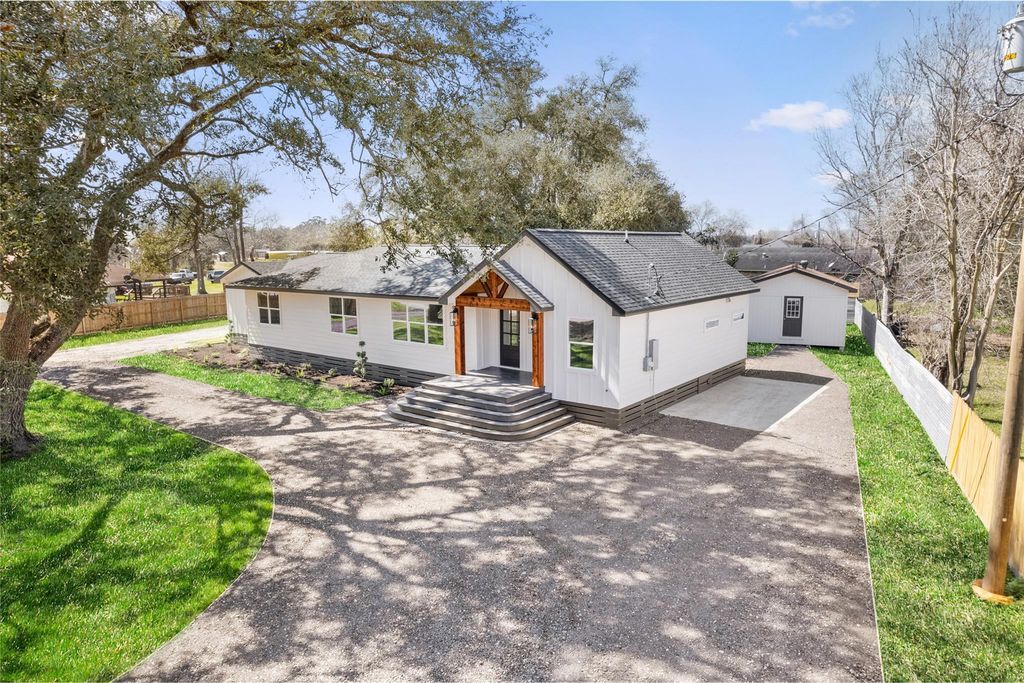 925 County Road 737b, Alvin, TX 77511