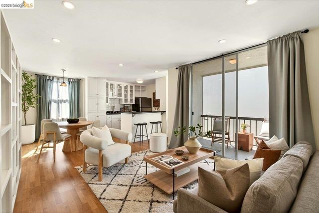 250 Whitmore St 304, Oakland, CA 94611