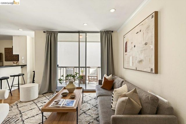 250 Whitmore St 304, Oakland, CA 94611