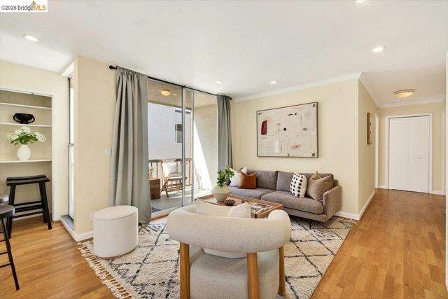 250 Whitmore St 304, Oakland, CA 94611