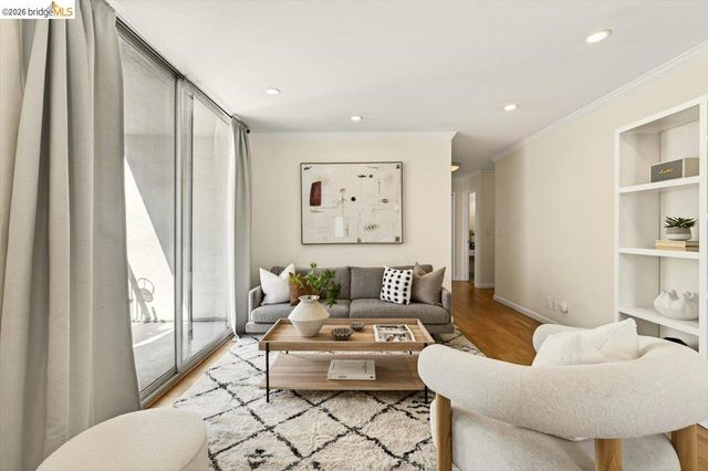 250 Whitmore St 304, Oakland, CA 94611