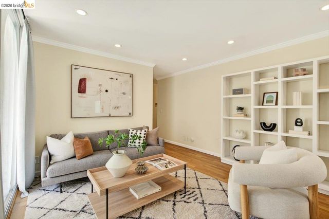 250 Whitmore St 304, Oakland, CA 94611