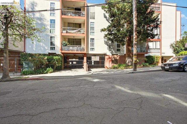 250 Whitmore St 304, Oakland, CA 94611